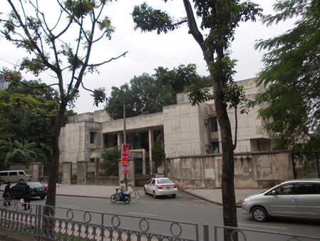 Ngôi nhà ma 300 Kim Mã có kiến trúc Đông Âu cũng bị bỏ hoang lâu ngày do những tin đồn có "ma". Ngôi nhà ma 300 Kim Mã có kiến trúc Đông Âu cũng bị bỏ hoang lâu ngày do những tin đồn có "ma".