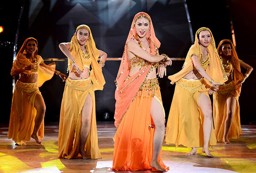 Ngô Thanh Vân cũng không hề kém cạnh với màn múa Bollywood. Ngô Thanh Vân cũng không hề kém cạnh với màn múa Bollywood.