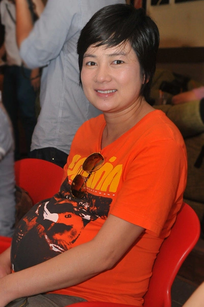 Thúy Vinh bụng bầu khệ nệ xuất hiện trong buổi ra mắt single của Ngô Kiến Huy hôm 4/12. Thúy Vinh bụng bầu khệ nệ xuất hiện trong buổi ra mắt single của Ngô Kiến Huy hôm 4/12.