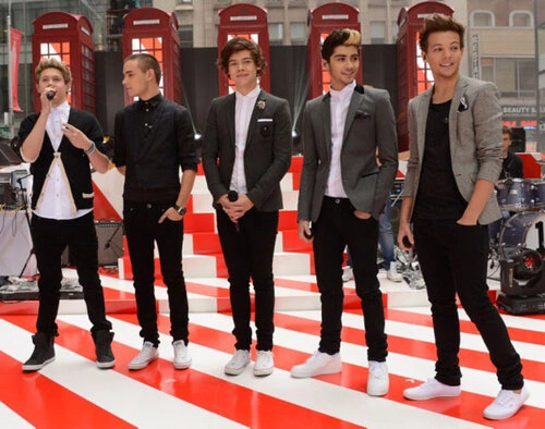 One Direction năm 2012. One Direction năm 2012.