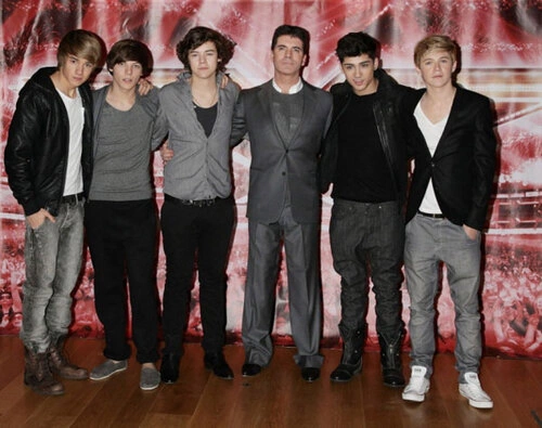 5 chàng trai của One Direction cùng ông trùm truyền thông Simon Cowell. 5 chàng trai của One Direction cùng ông trùm truyền thông Simon Cowell.