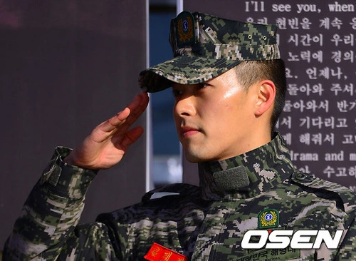 Trong vòng vây của khán giả, Hyun Bin chia sẻ: "Tôi đã từng hứa sẽ sớm trở lại cùng mọi người sau 21 tháng với tư cách một người lính hải quân rắn rỏi. Và cho đến giờ phút này tôi nghĩ mình đã giữ được trọn vẹn lời hứa đó trong suốt thời gian tại ngũ vừa qua. Hôm nay tôi đã có thể chào đón các bạn trong một hình tượng rắn rỏi và tự tin hơn trước Trong vòng vây của khán giả, Hyun Bin chia sẻ: "Tôi đã từng hứa sẽ sớm trở lại cùng mọi người sau 21 tháng với tư cách một người lính hải quân rắn rỏi. Và cho đến giờ phút này tôi nghĩ mình đã giữ được trọn vẹn lời hứa đó trong suốt thời gian tại ngũ vừa qua. Hôm nay tôi đã có thể chào đón các bạn trong một hình tượng rắn rỏi và tự tin hơn trước