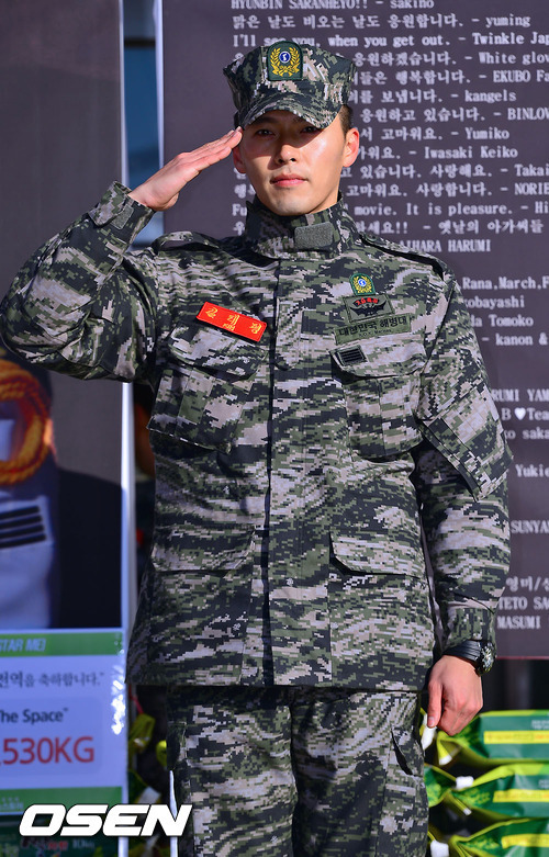 Hyun Bin xuất hiện với bộ đồ lính khỏe khoắn, trông anh rắn rỏi hơn hẳn so với thời gian chuẩn bị nhập ngũ. Hyun Bin xuất hiện với bộ đồ lính khỏe khoắn, trông anh rắn rỏi hơn hẳn so với thời gian chuẩn bị nhập ngũ.