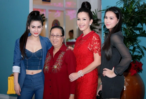 Quỳnh Hoa gợi cảm, cá tính với một 'cây jean' chụp ảnh cùng mẹ Diễm My Quỳnh Hoa gợi cảm, cá tính với một 'cây jean' chụp ảnh cùng mẹ Diễm My