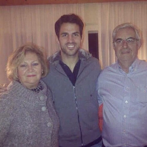 Fabregas chụp ảnh cùng bố mẹ. Fabregas chụp ảnh cùng bố mẹ.