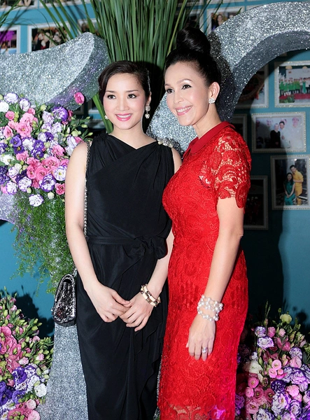 Giáng My và Diễm My được mệnh danh là những người đẹp không tuổi trong làng showbiz. Giáng My và Diễm My được mệnh danh là những người đẹp không tuổi trong làng showbiz.