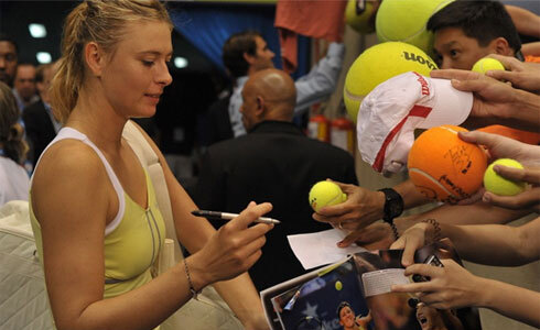 Sharapova ký tặng người hâm mộ. Sharapova ký tặng người hâm mộ.