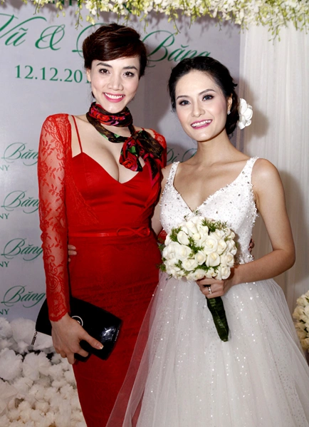 Trang Nhung nổi bật khi đứng cạnh cô dâu Di Băng. Trang Nhung nổi bật khi đứng cạnh cô dâu Di Băng.