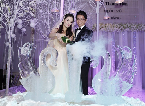 Hôn lễ của đôi uyên ương được tổ chức tại một Trung tâm Tiệc cưới sang trọng tại TP HCM. Hôn lễ của đôi uyên ương được tổ chức tại một Trung tâm Tiệc cưới sang trọng tại TP HCM.