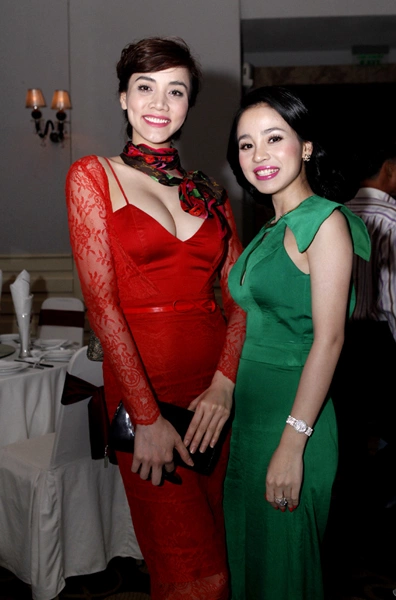 Trang Nhung và Hạ My đọ trang phục màu nổi. Trang Nhung và Hạ My đọ trang phục màu nổi.
