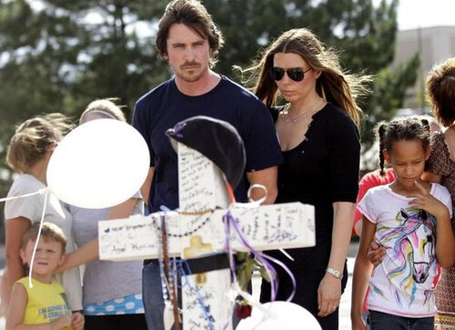 Christian Bale, ngôi sao của phim "Batman 3" và vợ tới tưởng niệm nạn nhân vụ xả súng. Christian Bale, ngôi sao của phim "Batman 3" và vợ tới tưởng niệm nạn nhân vụ xả súng.