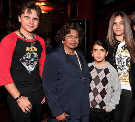 Bà Katherine Jackson và 3 người con của Michael Jackson. Bà Katherine Jackson và 3 người con của Michael Jackson.