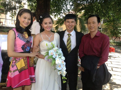 "Bận bịu mà vẫn phải đi đám cưới ...haiz.... Tiết Cương ơi , chúc mừng em . cuối cùng cũng có con khùng này chịu lấy mày rồi kakakaka". "Bận bịu mà vẫn phải đi đám cưới ...haiz.... Tiết Cương ơi , chúc mừng em . cuối cùng cũng có con khùng này chịu lấy mày rồi kakakaka".