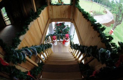 Bậc thang và các ô cửa được trang hoàng bắt mắt.