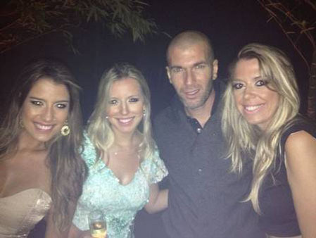 Zidane chụp ảnh cùng ba fan nữ. Zidane chụp ảnh cùng ba fan nữ.