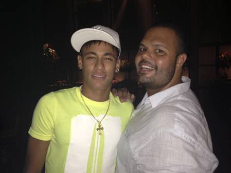 Một fan nam xin được chụp ảnh cùng Neymar. Một fan nam xin được chụp ảnh cùng Neymar.