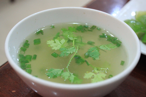 Chén nước dùng được nấu từ nước luộc gà nên có vị ngọt thanh rất ngon. Chén nước dùng được nấu từ nước luộc gà nên có vị ngọt thanh rất ngon.