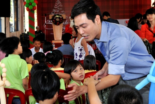 MC Phan Anh ân cần hỏi thăm MC Phan Anh ân cần hỏi thăm