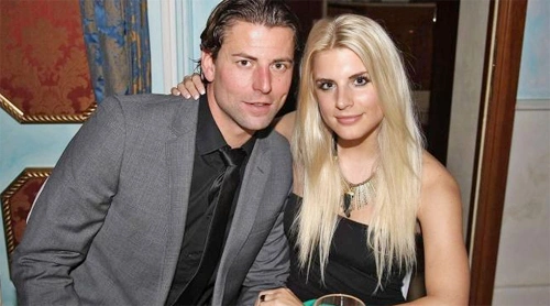 Thủ môn Roman Weidenfeller và người đẹp bốc lửa Lisa. Thủ môn Roman Weidenfeller và người đẹp bốc lửa Lisa.