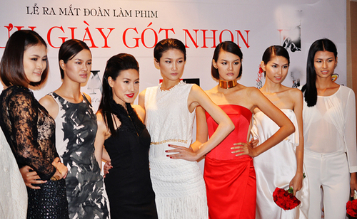 Dàn mẫu của Vietnam's Next Top Model cũng tham dự buổi ra mắt phim. Dàn mẫu của Vietnam's Next Top Model cũng tham dự buổi ra mắt phim.