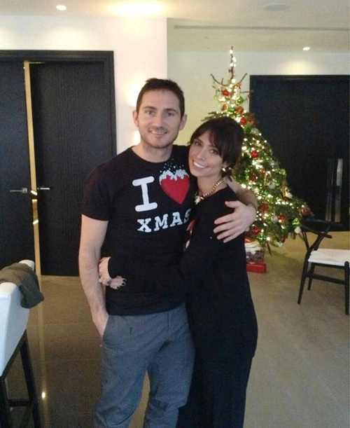 Noel ấm áp và bình dị của tiền vệ Lampard bên người yêu Christine Bleakley. Noel ấm áp và bình dị của tiền vệ Lampard bên người yêu Christine Bleakley.