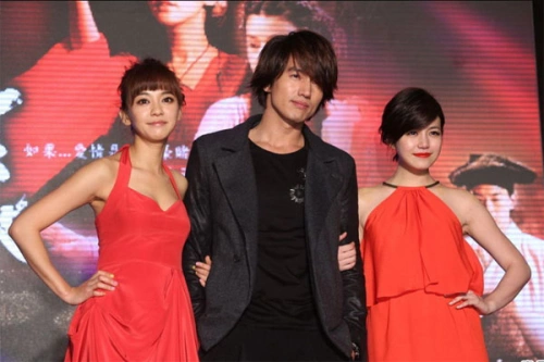 Ngôn Thừa Húc tham dự buổi họp báo ra mắt bộ phim "Hoa dạng" cùng dàn diễn viên xinh đẹp của phim. Anh ăn mặc bảnh bao và khoác vai hai người đẹp Ngôn Thừa Húc tham dự buổi họp báo ra mắt bộ phim "Hoa dạng" cùng dàn diễn viên xinh đẹp của phim. Anh ăn mặc bảnh bao và khoác vai hai người đẹp