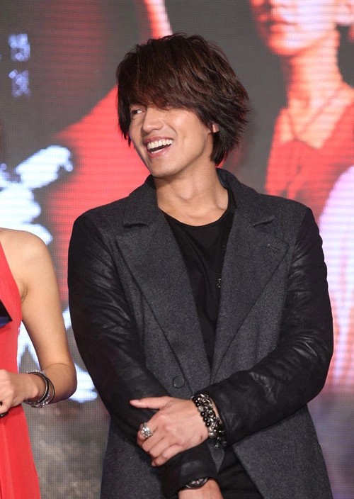 Nụ cười rạng ngời của Ngôn Thừa Húc. Khi phóng viên hỏi cảm nhận của anh về tin đồn Lâm Chí Linh "sống thử" với bạn trai Khấu Sĩ Khải và sẽ kết hôn năm tới, tài tử xứ Đài cười nói: "Lâm Chí Linh là người phụ nữ tuyệt vời, đương nhiên có nhiều người theo đuổi. Tôi mong cô ấy hạnh phúc và sớm kết hôn, sinh con trong năm tới". Nụ cười rạng ngời của Ngôn Thừa Húc. Khi phóng viên hỏi cảm nhận của anh về tin đồn Lâm Chí Linh "sống thử" với bạn trai Khấu Sĩ Khải và sẽ kết hôn năm tới, tài tử xứ Đài cười nói: "Lâm Chí Linh là người phụ nữ tuyệt vời, đương nhiên có nhiều người theo đuổi. Tôi mong cô ấy hạnh phúc và sớm kết hôn, sinh con trong năm tới".