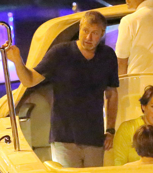 Tỷ phú Abramovich đang tất bật chuẩn bị cho bữa tiệc xa xỉ đón năm mới hàng năm trên du thuyền của mình ở hòn đảo vùng biển Caribbe.