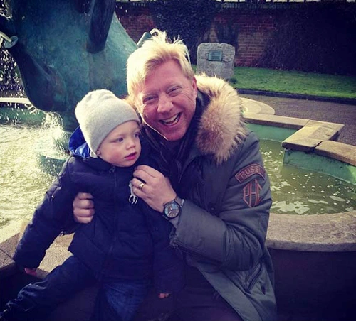 Cựu tay vợt người Đức, Boris Becker cười tươi bên cậu con trai nhỏ Amadeus.