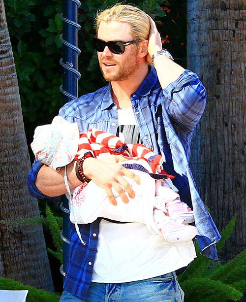 Chris Hemsworth thường xuyên bế con gái dạo phố Chris Hemsworth thường xuyên bế con gái dạo phố
