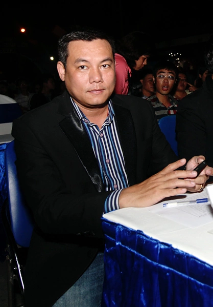 Trong khi đó, chồng của Anh Thư là ông Thanh Long Trong khi đó, chồng của Anh Thư là ông Thanh Long
