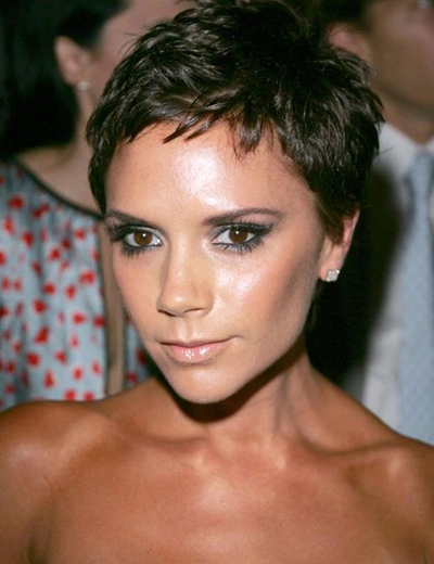 Nhà thiết kế Victoria Beckham khá trung thành với kiểu đầu này. Kết hợp cũng kiểu đánh mắt dạng khói, cựu ca sĩ nhóm nhạc Spice Girls trông rất cá tính và mạnh mẽ. Nhà thiết kế Victoria Beckham khá trung thành với kiểu đầu này. Kết hợp cũng kiểu đánh mắt dạng khói, cựu ca sĩ nhóm nhạc Spice Girls trông rất cá tính và mạnh mẽ.