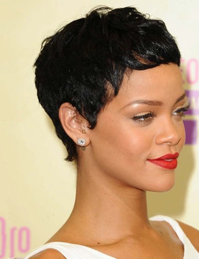 Nữ ca sĩ Diamonds, Rihanna cũng là một fan của kiểu tóc tém. Nữ ca sĩ Diamonds, Rihanna cũng là một fan của kiểu tóc tém.