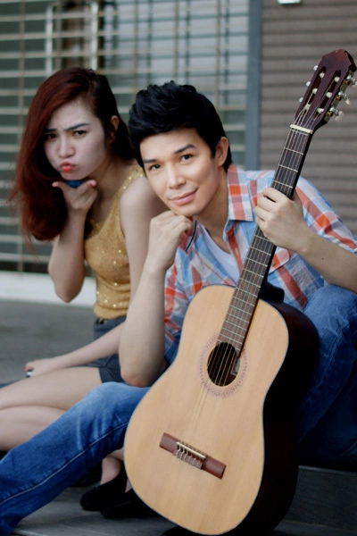 Trong đoạn clip, Nathan Lee ôm đàn guitar, say sưa hát ca bên người đẹp Ngọc Oanh. Trong đoạn clip, Nathan Lee ôm đàn guitar, say sưa hát ca bên người đẹp Ngọc Oanh.