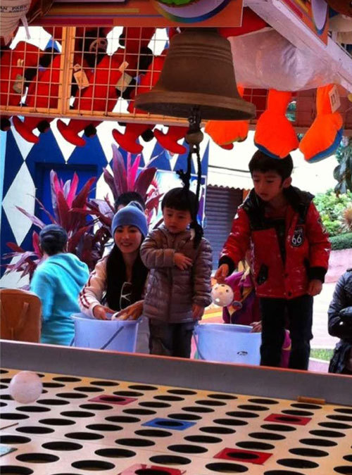 Trước đó, Bá Chi đưa hai con đi chơi tại công viên nước. Trước đó, Bá Chi đưa hai con đi chơi tại công viên nước.