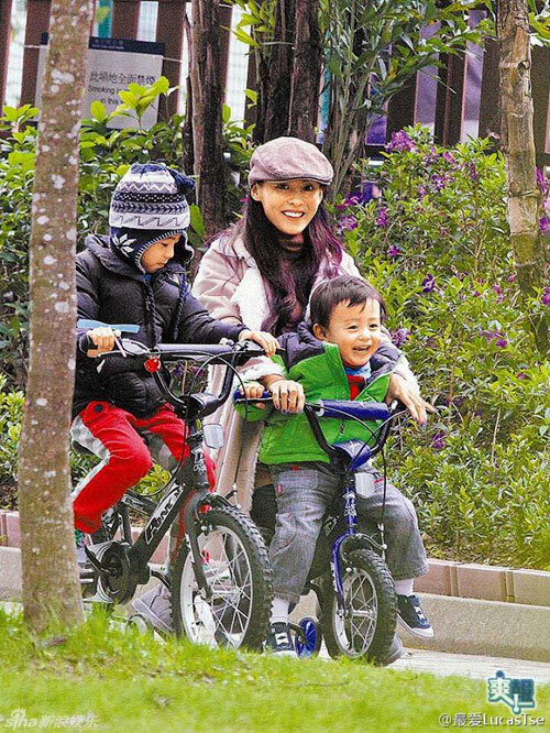 Ba mẹ con đạp xe trong công viên hôm đầu tuần trước. Ba mẹ con đạp xe trong công viên hôm đầu tuần trước.