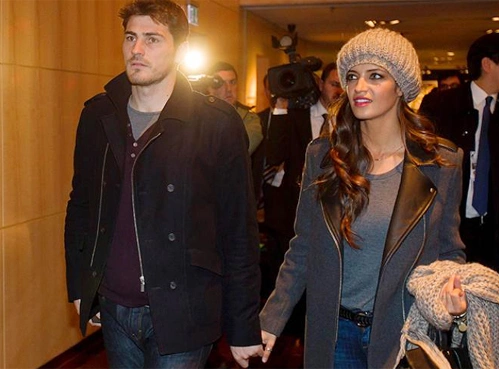 Casillas tay trong tay với người yêu Sara Carbonero khi mới đến. Casillas tay trong tay với người yêu Sara Carbonero khi mới đến.