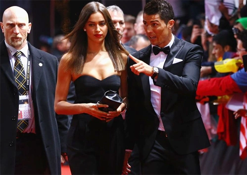 Siêu mẫu của C. Ronaldo 'hút' ống kính khi cô mặc bộ đồ đen vai trần gợi cảm, thả tóc suôn mềm tự nhiên. Siêu mẫu của C. Ronaldo 'hút' ống kính khi cô mặc bộ đồ đen vai trần gợi cảm, thả tóc suôn mềm tự nhiên.