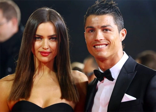 Siêu sao điệu đà C. Ronaldo mặc vest bảnh bao, tóc vuốt gel bóng mượt tươi cười bên cô bạn gái xinh đẹp Irina Shayk. Siêu sao điệu đà C. Ronaldo mặc vest bảnh bao, tóc vuốt gel bóng mượt tươi cười bên cô bạn gái xinh đẹp Irina Shayk.