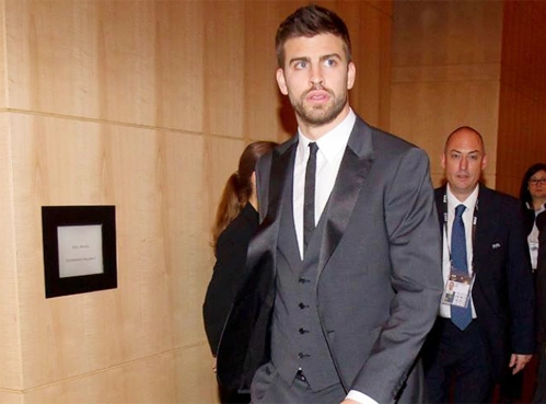 Gerard Pique 'lơ ngơ' một mình tới đêm Gala vì bạn gái Shakira bụng bầu sắp sinh không thể đi cùng. Gerard Pique 'lơ ngơ' một mình tới đêm Gala vì bạn gái Shakira bụng bầu sắp sinh không thể đi cùng.