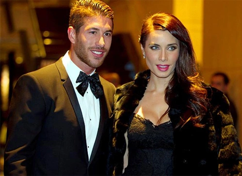 Sergio Ramos, đồng đội của C. Ronaldo, nhân dịp này cũng công khai chuyện tình cảm với cô bồ hơn 8 tuổi Pilar Rubio. Sergio Ramos, đồng đội của C. Ronaldo, nhân dịp này cũng công khai chuyện tình cảm với cô bồ hơn 8 tuổi Pilar Rubio.