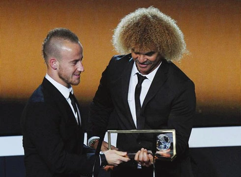 Miroslav Stoch is taking over the exfutbolista Colombian Carlos Valderrama, the trophy awarded by the FIFA Puskas the best goal of 2012. Miroslav Stoch is taking over the exfutbolista Colombian Carlos Valderrama, the trophy awarded by the FIFA Puskas the best goal of 2012.