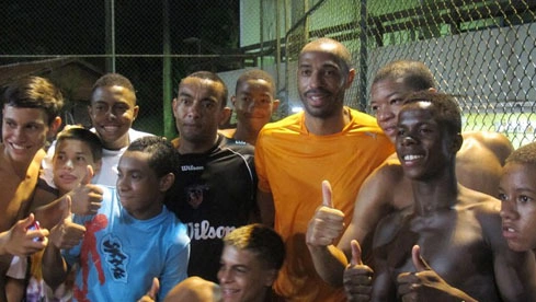 Henry chụp ảnh cùng các cầu thủ nghiệp dư ở Brazil. Henry chụp ảnh cùng các cầu thủ nghiệp dư ở Brazil.