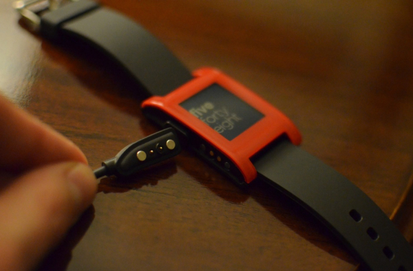 Với mỗi lần sạc, Pebble có thể hoạt động liên tục trong 7 ngày. Với mỗi lần sạc, Pebble có thể hoạt động liên tục trong 7 ngày.