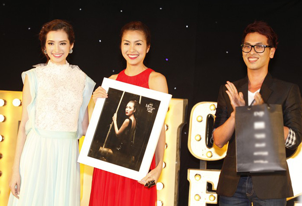 Hoa hậu Trúc Diễm - người đoạt giải Pretty Woman của năm 2011 lên trao giải cho Tăng Thanh Hà. Hoa hậu Trúc Diễm - người đoạt giải Pretty Woman của năm 2011 lên trao giải cho Tăng Thanh Hà.