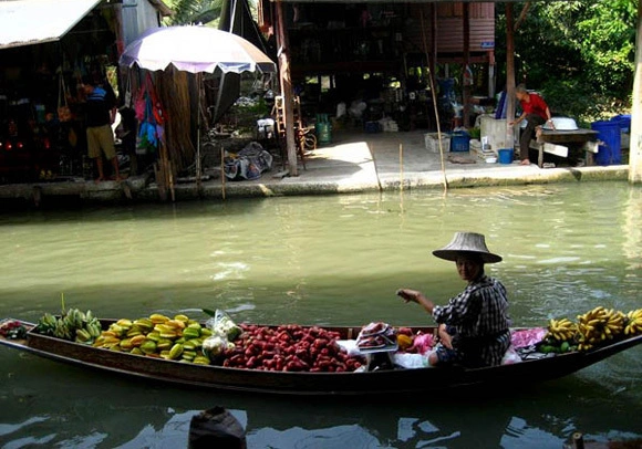 Tại đây có rất nhiều loại hoa quả tươi ngon cho bạn tha hồ lựa chọn. Tại đây có rất nhiều loại hoa quả tươi ngon cho bạn tha hồ lựa chọn.