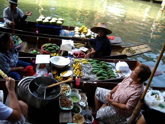 Bạn cũng có thể ăn bữa điểm tâm nhẹ ngay trên các thuyền. Bạn cũng có thể ăn bữa điểm tâm nhẹ ngay trên các thuyền.