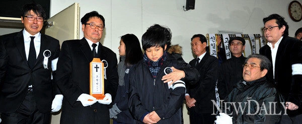 Các con Choi Jin Sil trong lễ tang bố.