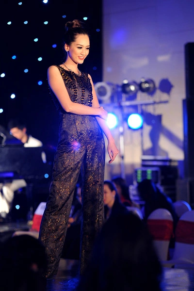 bên cạnh các mẫu đầm, trong buổi trình diễn tối qua, nhà thiết kế Hà Duy cũng bên cạnh các mẫu đầm, trong buổi trình diễn tối qua, nhà thiết kế Hà Duy cũng