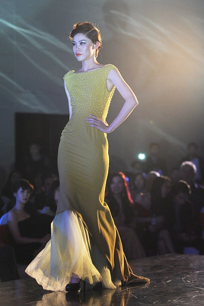 Một số màu sắc được Hà Duy đưa vào các mẫu dạ hội mới của mình Một số màu sắc được Hà Duy đưa vào các mẫu dạ hội mới của mình